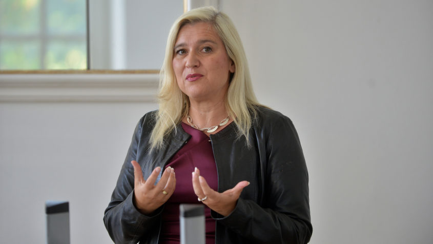 220923_Posthume Verleihung Europa-Medaille_FR_1 Europaministerin Melanie Huml, MdL, hält eine Rede.