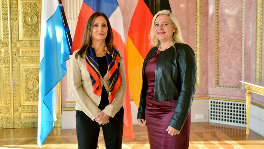 Staatsministerin Huml und Chiles Botschafterin Atria Barros.