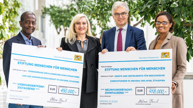 Förderscheckübergabe an die Stiftung „Menschen für Menschen“ aus Äthiopien (v.l.n.r.): Yilma Taye, Staatsministerin Melanie Huml, MdL, der Vorstand der Stiftung „Menschen für Menschen“, Dr. Sebastian Brandis, und Bahritu Seyoum.