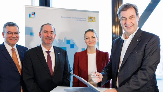 Ministerpräsident Dr. Markus Söder, MdL (rechts), unterzeichnet im Beisein von Medienminister Dr. Florian Herrmann, MdL, Wirtschaftsminister Hubert Aiwanger, MdL, und Digitalministerin Judith Gerlach, MdL (v.l.n.r.), den Bayerischen Pakt Digitale Infrastruktur.