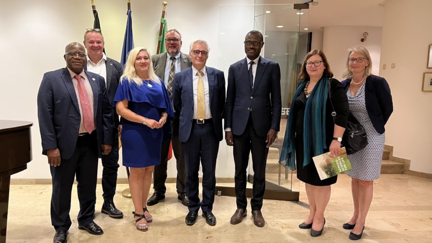 Staatsministerin für Europaangelegenheiten und Internationales, Melanie Huml, MdL, (links im Bild) mit dem deutschen Botschafter im Senegal, Sönke Siemon (rechts von ihr).