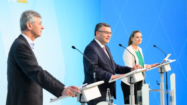 Pressekonferenz mit Kultusminister Prof. Dr. Michael Piazolo, MdL, Medienminister Dr. Florian Herrmann, MdL, und Digitalministerin Judith Gerlach, MdL (v.l.n.r.).