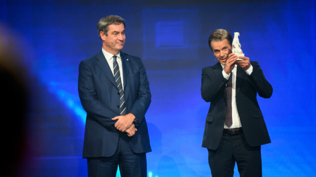 Verleihung des neuen Blauer Panther – TV & Streaming Award: Ministerpräsident Dr. Markus Söder, MdL (links), überreicht den Ehrenpreis an Moderator Markus Lanz (rechts).