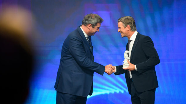 Ministerpräsident Dr. Markus Söder, MdL (links), gratuliert Moderator Markus Lanz (rechts).