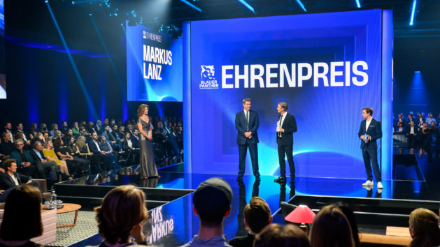 "Herzlichen Glückwunsch an Markus Lanz zum Ehrenpreis. Ihm wurde nichts geschenkt. Er hat mit Talent und viel Ausdauer seinen Weg gefunden: immer gut vorbereitet, tough und nie beleidigend." - Ministerpräsident Dr. Markus Söder, MdL.