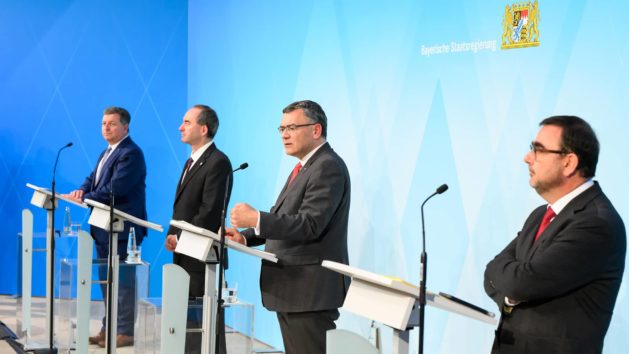 Pressekonferenz mit Verkehrsminister Christian Bernreiter, Wirtschaftsminister Hubert Aiwanger, MdL, Staatskanzleiminister Dr. Florian Herrmann, MdL, und Gesundheitsminister Klaus Holetschek, MdL (v.l.n.r.).