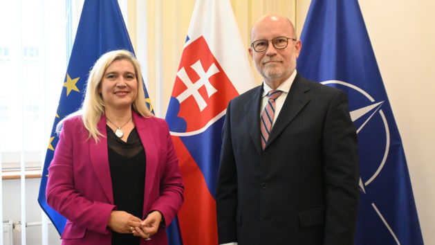 Europaministerin Melanie Huml, MdL (links), trifft den slowakischen Außenminister Rastislav Káčer (rechts) zu einem Gespräch über die Neuausrichtung der Bayerisch-Slowakischen Zusammenarbeit.