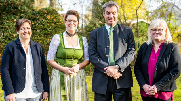 Die zweite stellvertretende Landesbäuerin Christiane Ade, Landesbäuerin Christine Singer, Ministerpräsident Dr. Markus Söder, MdL, und die erste stellvertretende Landesbäuerin Christine Reitelshöfer (v.l.n.r.).