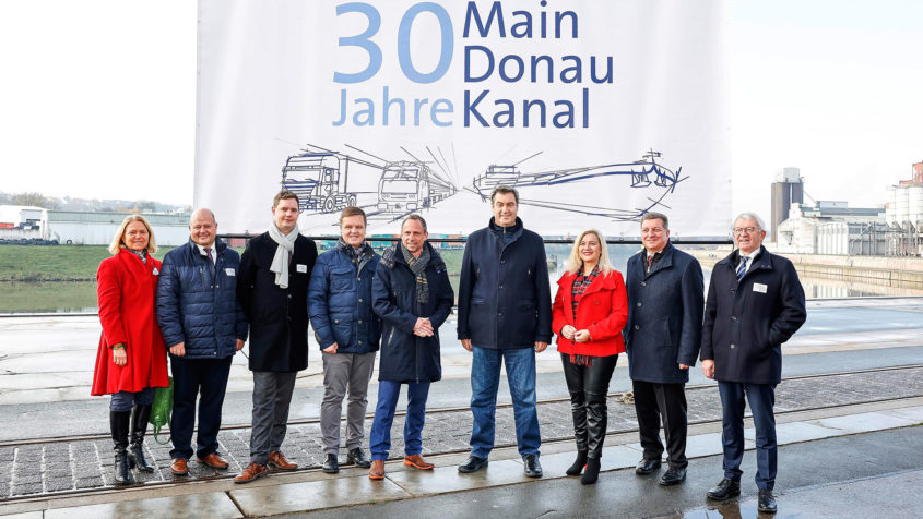 30 Jahre Main-Donau-Kanal am Bamberger Hafen unter anderem mit Umweltminister Thorsten Glauber, MdL (Mitte), Ministerpräsident Dr. Markus Söder, MdL (4. von rechts), Europaministerin Melanie Huml, MdL (3. von rechts), und Verkehrsminister Christian Bernreiter (2. von rechts).