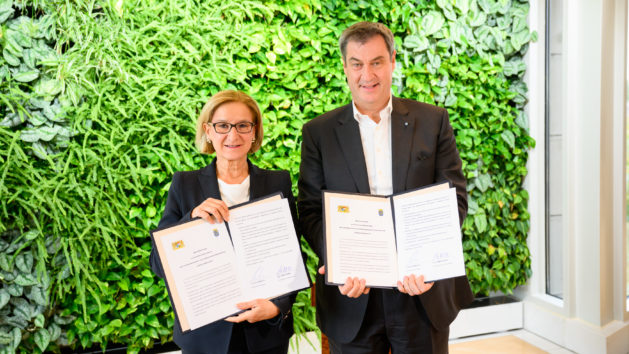 Nach der Unterzeichnung der Absichtserklärung zur Zusammenarbeit im Bereich Wasserstoff: Die Landeshauptfrau des Landes Niederösterreich, Johanna Mikl-Leitner (links), und Ministerpräsident Dr. Markus Söder, MdL (rechts), im Ministerratssaal der Staatskanzlei.