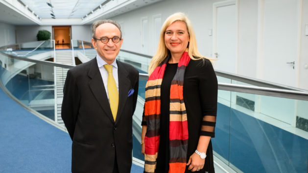 Staatsministerin Melanie Huml, MdL (rechts), empfängt den den Generalkonsul der Föderativen Republik Brasilien, João Almino De Souza Filho (links), in der Staatskanzlei.