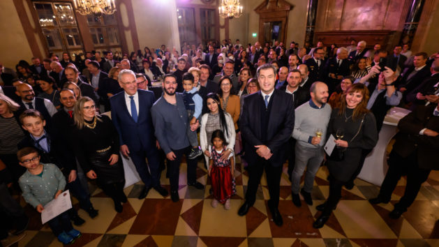 Innen- und Integrationsminister Joachim Herrmann, MdL, und Ministerpräsident Dr. Markus Söder, MdL, begrüßen beim Neubürgerempfang in der Residenz in München rund 650 neue deutsche Staatsbürgerinnen und Staatsbürger.