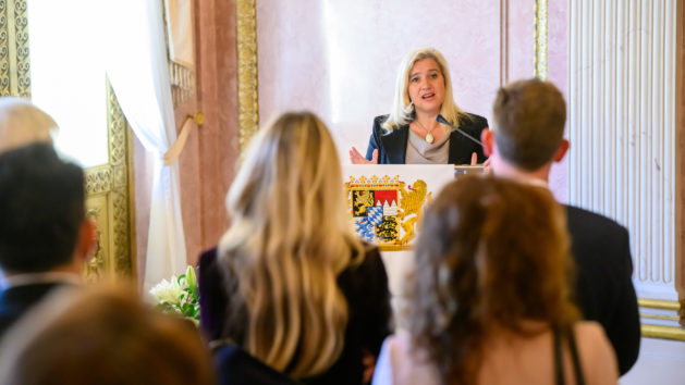Staatsministerin Melanie Huml, MdL, begrüßt im Marmorsaal des Prinz-Carl-Palais die neuen Leiterinnen und Leiter der berufs- und honorarkonsularischen Vertretungen in Bayern.