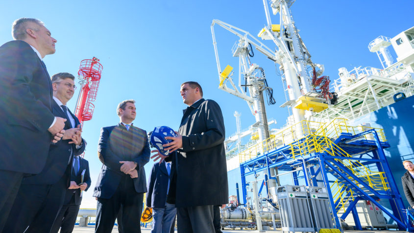 Der Direktor des LNG-Terminals, Hrvoje Krhen (rechts), erläutert das LNG-Terminal bei einem Rundgang mit dem österreichischen Bundeskanzler Karl Nehammer (links), dem kroatischen Premierminister Andrej Plenković (2. von links) und Ministerpräsident Dr. Markus Söder, MdL (2. von rechts).