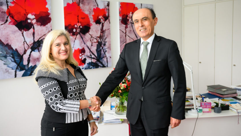 Europaministerin Melanie Huml, MdL (links), begrüßt den türkischen Generalkonsul Mehmet Günay (rechts) in der Staatskanzlei.