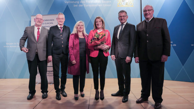 Zum 30-jährigen Bestehen des Europabüros der Bayerischen Kommunen durfte gratuliert werden (v.l.n.r.): Thomas Zwingel, Erster Vizepräsident des Bayerischen Gemeindetages, Markus Pannermayr, Vorsitzender des Bayerischen Städtetags, Staatsministerin Melanie Huml, MdL, Roberta Metsola, Präsidentin des Europäischen Parlaments, Thomas Karmasin, Präsident des Bayerischen Landkreistages, sowie Franz Löffler, Präsident des Bayerischen Bezirketags. ©Dani Oshi