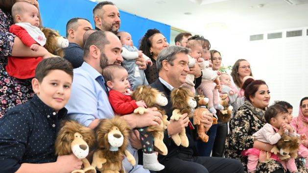 Bayern ist Familienland: Ministerpräsident Dr. Markus Söder, MdL (Mitte), überreicht im Heimatministerium in Nürnberg die Ehrenpatenschaftsurkunden an mehrere Familien aus Nordbayern mit Drillingen und eine Familie mit Vierlingen.