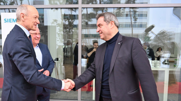 Der Vorstandsvorsitzende der Siemens AG, Dr. Roland Busch (links), begrüßt Ministerpräsident Dr. Markus Söder, MdL (rechts), auf dem Siemens Campus Erlangen.