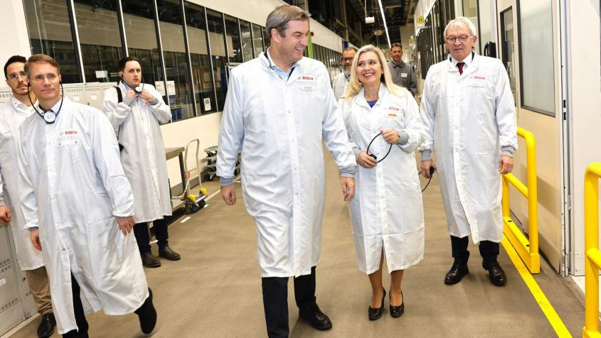 Ministerpräsident Dr. Markus Söder, MdL (Mitte), und Staatsministerin Melanie Huml, MdL (2. von rechts), besichtigen die Fertigung der Firma Robert Bosch GmbH in Bamberg.