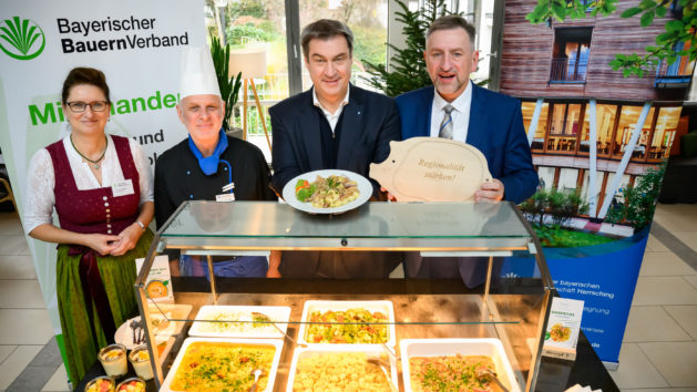 Regionale Qualität aus Bayern: Landesbäuerin Christine Singer (links), Ministerpräsident Dr. Markus Söder, MdL (2. von rechts), und der Präsident des Bayerischen Bauernverbandes, Günther Felßner (rechts), bei der Landesversammlung des Bayerischen Bauernverbandes in Herrsching am Ammersee.