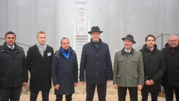 Bei der Inbetriebnahme einer neuen Windenergieanlage im Wiesenfelder Wald-Windpark nehmen neben Ministerpräsident Dr. Markus Söder, MdL (Mitte), unter anderem auch Wirtschaftsminister Hubert Aiwanger, MdL (3. von rechts), und Umweltminister Thorsten Glauber, MdL (3. von links), teil.