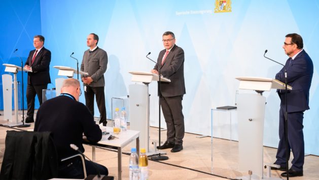 Pressekonferenz mit Verkerhsminister Christian Bernreiter, Wirtschaftsminister Hubert Aiwanger, MdL, Staatskanzleiminister Dr. Florian Herrmann, MdL, und Gesundheitsminister Klaus Holetschek, MdL (v.l.n.r.).