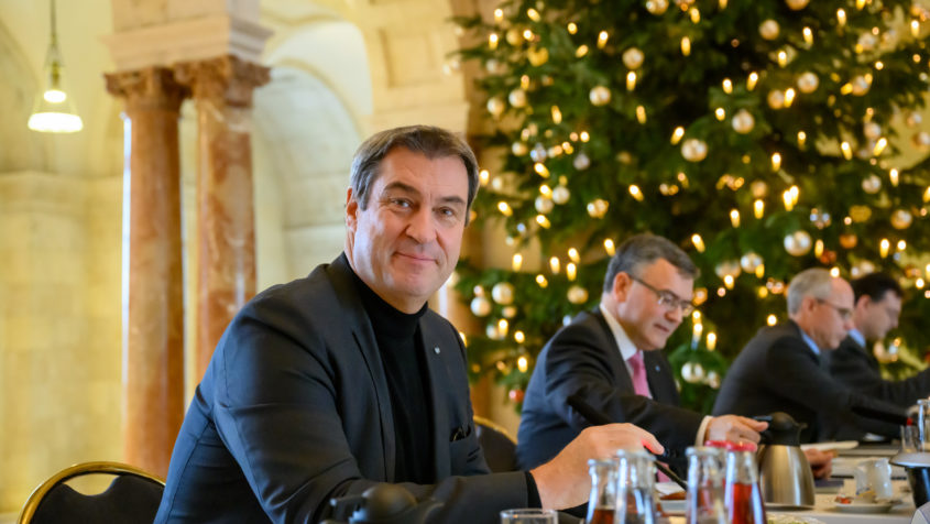 221207_Runder+Tisch+Wehrindustrie_FR_3 Ministerpräsident Dr. Markus Söder, MdL, leitet den Runden ...