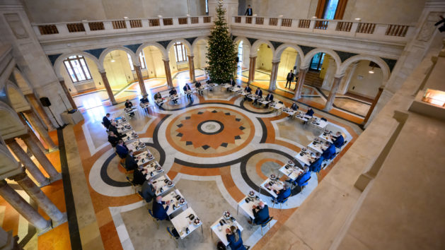 Der Runde Tisch mit Arbeitnehmer- und Arbeitgebervertretern aus der wehrtechnischen Industrie in Bayern findet im Kuppelsaal der Staatskanzlei statt.