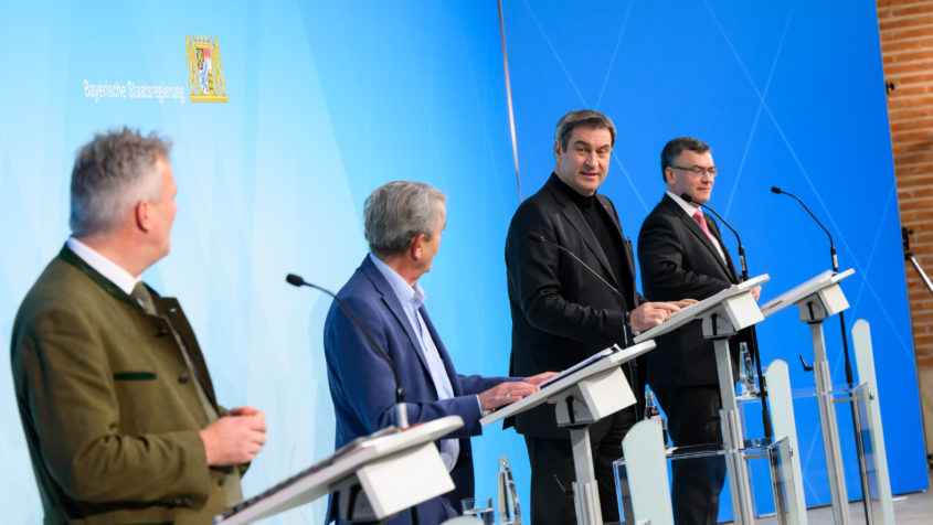Bayerns+Ministerpraesident+Dr.+Markus+Soeder%2C+MdL%2C+mit+Staatsminister+Dr.+Florian+Herrmann%2C+MdL+sowie+Wirtschaftsstaatssekret%C3%A4r+Roland+Weigert%2C+MdL+und+Hauptgesch%C3%A4ftsf%C3%BChrer+des+vbw+Bertram+Brossardt.