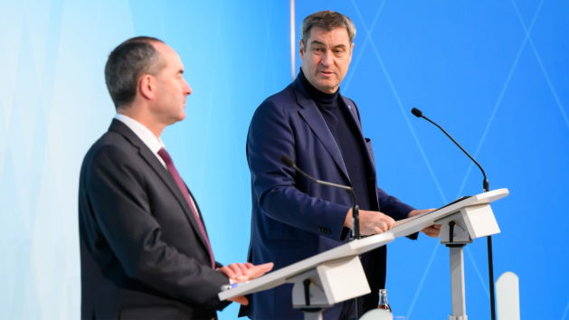 Pressekonferenz mit Wirtschaftsminister Hubert Aiwanger, MdL (links), und Ministerpräsident Dr. Markus Söder, MdL (rechts).