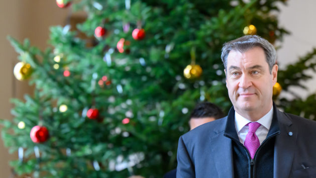 Ministerpräsident Dr. Markus Söder, MdL, vor dem Weihnachtsbaum im Bayerischen Landtag.