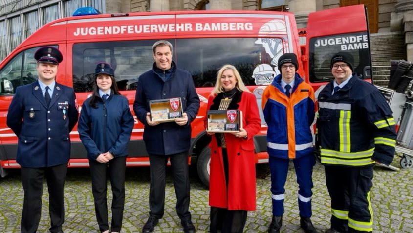 Ministerpräsident Dr. Markus Söder, MdL, und Staatsministerin Melanie Huml, MdL, mit Mitgliedern der Jugendfeuerwehr Bamberg.