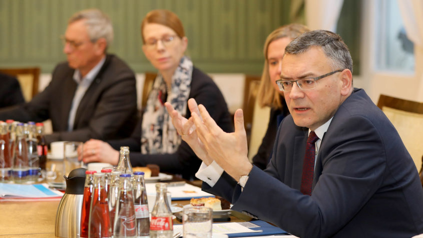 Staatsminister Dr. Florian Herrmann, MdL, im Gespräch mit Vertretern der TV-Branche.