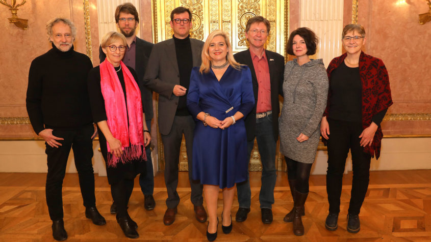 Staatsministerin Melanie Huml, MdL (4. von rechts), begrüßt den Vorstand des Eine Welt Netzwerk Bayern e.V. zum Jahresgespräch im Prinz-Carl-Palais.