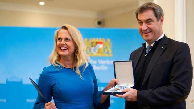 Ministerpräsident Dr. Markus Söder, MdL (rechts), verleiht Barbara Schöneberger (links) den Bayerischen Verdienstorden.