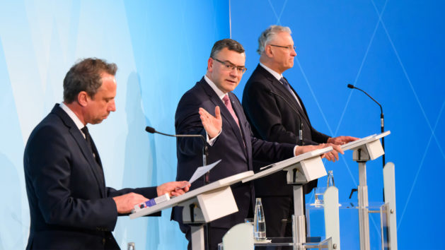 Pressekonferenz mit Umweltminister Thorsten Glauber, MdL, Staatskanzleiminister Dr. Florian Herrmann, MdL, und Innenminister Joachim Herrmann, MdL (v.l.n.r.).