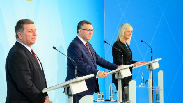 Nach der Kabinettssitzung findet eine Pressekonferenz im Foyer des Prinz-Carl-Palais statt.