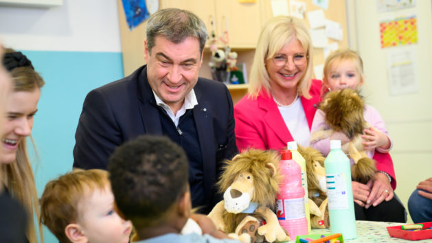 Ministerpräsident Dr. Markus Söder, MdL, und Familienministerin Ulrike Scharf, MdL, besuchen die Sprach-Kita „Kinderkrippe Neuhausen“ in München.