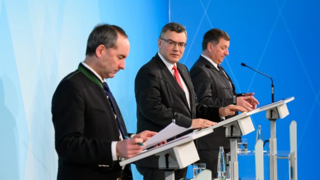 Pressekonferenz mit Wirtschaftsminister Hubert Aiwanger, MdL, Staatskanzleiminister Dr. Florian Herrmann, MdL, und Bauminister Christian Bernreiter (v.l.n.r.).