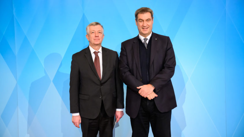 Der Generalkonsul der Ukraine in München, Yuriy Yarmilko (links), ...