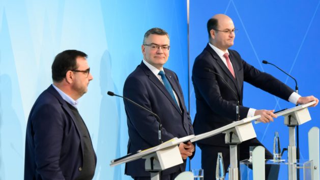 Pressekonferenz mit Gesundheitsminister Klaus Holetschek, MdL, Staatskanzleiminister Dr. Florian Herrmann, MdL, und Finanzminister Albert Füracker, MdL (v.l.n.r.).