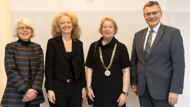 Amtsübergabe der Präsidentschaft der Universität der Bundeswehr München (v.l.n.r.): Die Staatssekretärin im Bundesministerium der Verteidigung, Dr. Margarethe Sudhoff, die Präsidentin der Universität der Bundeswehr München, Prof. Prof. Dr.-Ing. habil. Eva-Maria Kern, die ehemalige Präsidentin der Universität der Bundeswehr München, Prof. Dr. Merith Niehuss, und Staatsminister Dr. Florian Herrmann, MdL. © UniBwM/Siebold