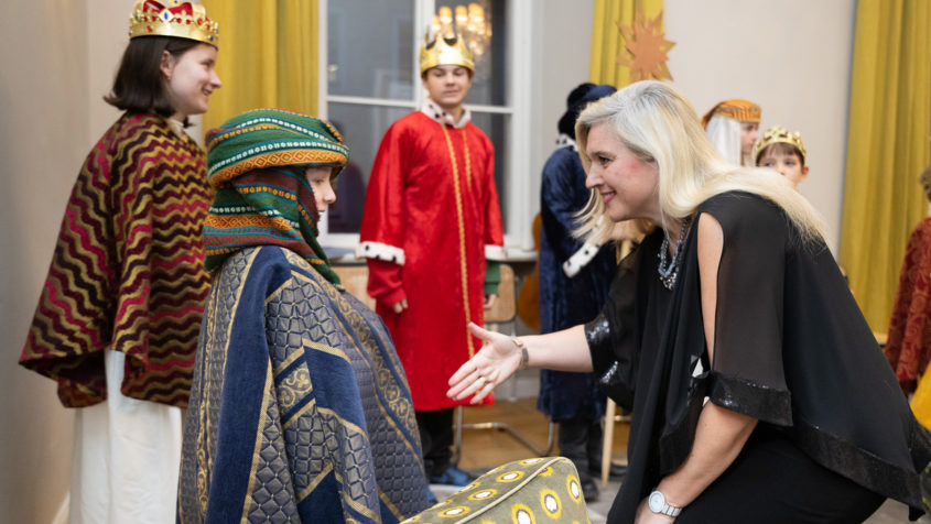Europaministerin Melanie Huml, MdL (rechts), empfängt die Sternsinger der deutschsprachigen Gemeinden.