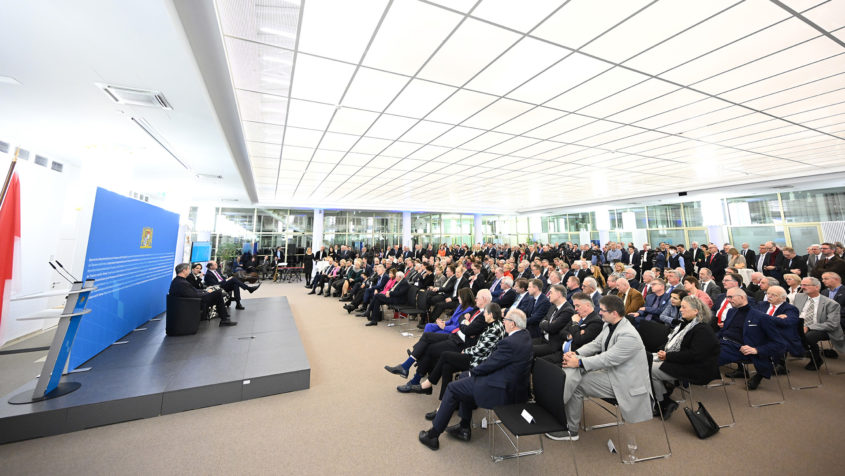 Mehr als 400 Gäste aus Politik, Wirtschaft, Kirche, Stadtgesellschaft und Ehrenamt sind zum Finanz- und Heimatempfang 2023 ins Staatsministerium der Finanzen und für Heimat Dienstsitz Nürnberg gekommen.