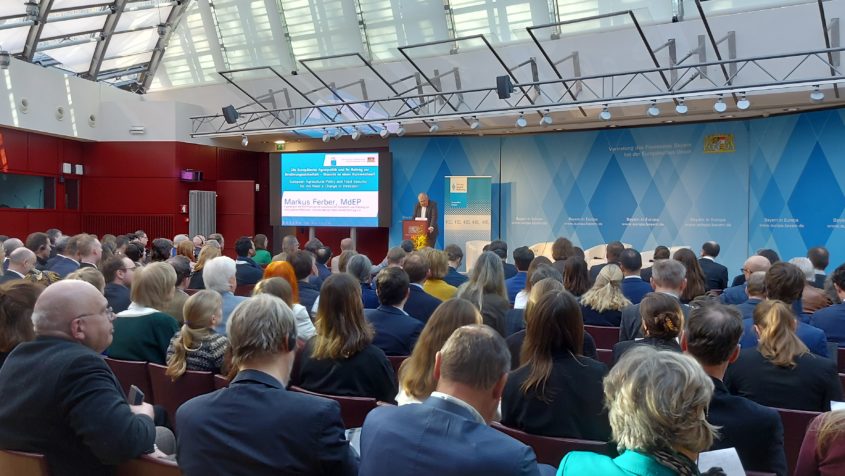 Der Europaabgeordnete und Vorsitzende der Hanns-Seidel-Stiftung e.V., Markus Ferber, leitete zu dem Thema der Podiumsdiskussion: „Die Europäische Agrarpolitik und ihr Beitrag zur Ernährungssicherheit – Braucht es einen Kurswechsel?“ in der Vertretung des Freistaates Bayern bei der Europäischen Union ein. ©Hanns-Seidel-Stiftung e.V.