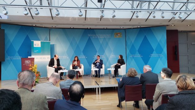 Die Teilnehmenden der Paneldiskussion (v.l.n.r.) unter der von Dr. Simon Klatt, Agra-Europe Büssel geführten Moderation waren Marlene Mortler, (MdEP/EVP), Michael Niejahr (GD AGRI/Europäische Kommission) und Annika Hedberg (European Policy Centre). ©Hanns-Seidel-Stiftung e.V.