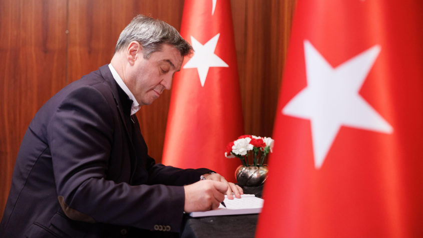 Im Generalkonsulat der Republik Türkei in München: Ministerpräsident Dr. Markus Söder, MdL, trägt sich in das Kondolenzbuch anlässlich der Erdbebenkatastrophe in der Türkei ein.