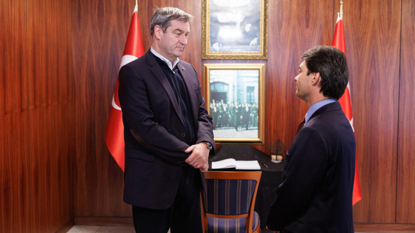 230208_Eintrag ins Kondolenzbuch anl. Erdbeben in Türkei_FR_1 Ministerpräsident Dr. Markus Söder, MdL (links), im Gespräch ...