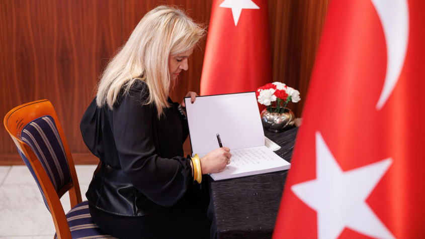 220208_Kondolenzbucheintrag anl. Erdbeben in Türkei_FR_3