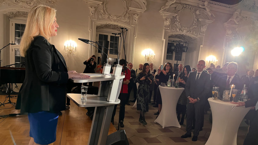 Staatsministerin Melanie Huml, MdL, hält eine Rede.